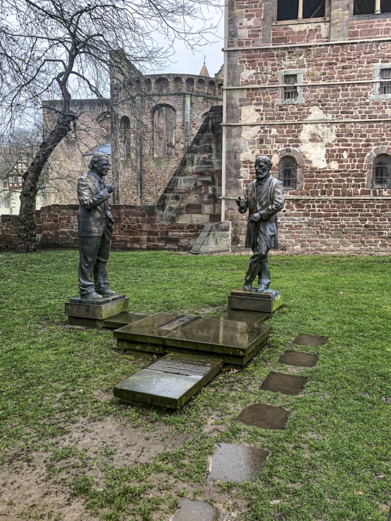 Konrad Duden und Konrad Zuse Gedenkstatuen