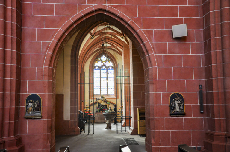 Entdecke den Kaiserdom St. Bartholomäus, dem historisches Herz Frankfurts