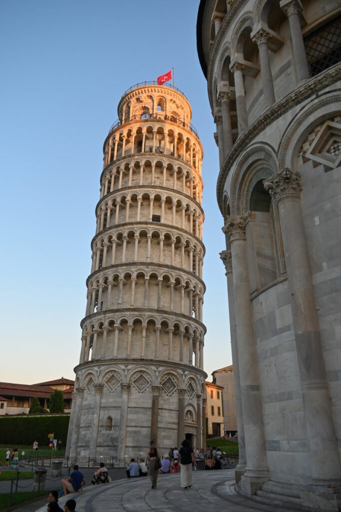 Turm des Schiefen Turms in Pisa, berühmtes UNESCO-Weltkulturerbe, historische Sehenswürdigkeit in Italien, beliebtes Reiseziel, Baukunst und Touristenattraktion, berühmte schiefe Architektur, Italienreise, Panoramaaufnahme.
