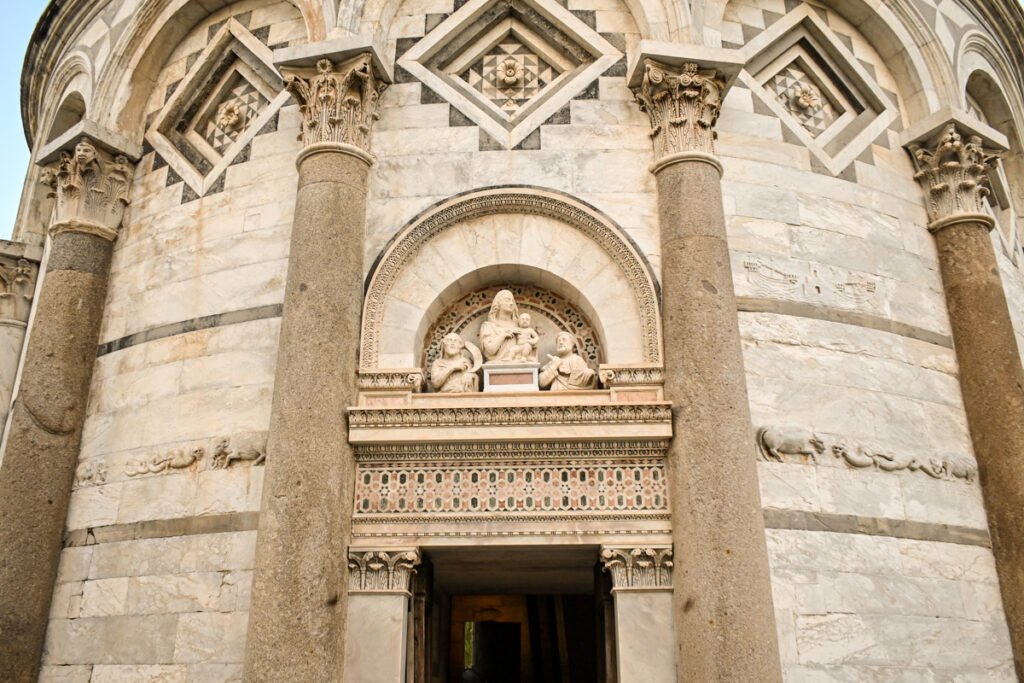 Kunstvolle Fassade der Kathedrale in Frankfurt mit Skulpturen und romanischer Architektur, detaillierte Steinmetzarbeiten, historische Baukunst, religiöse Kunst in Deutschland, City Frankfurt Sehenswürdigkeiten.