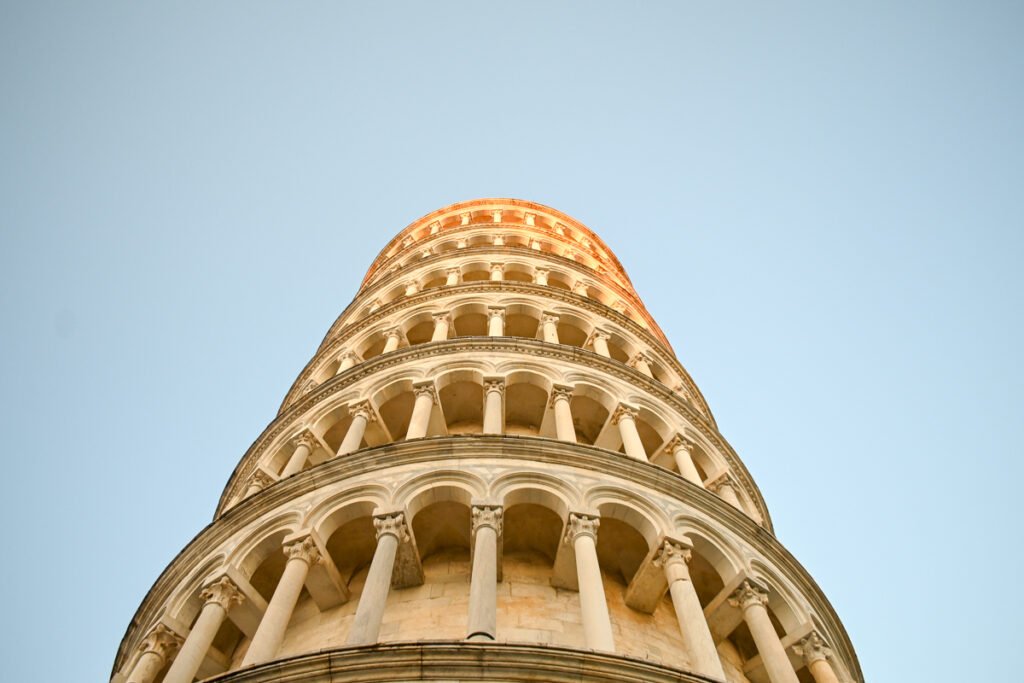 Historischer Torre di Pisa, berühmtes italienisches Wahrzeichen auf Sonnenuntergang, mit markanter schiefer Turm, kulturelles Symbol, Touristenattraktion, Architektur, UNESCO-Weltkulturerbe.