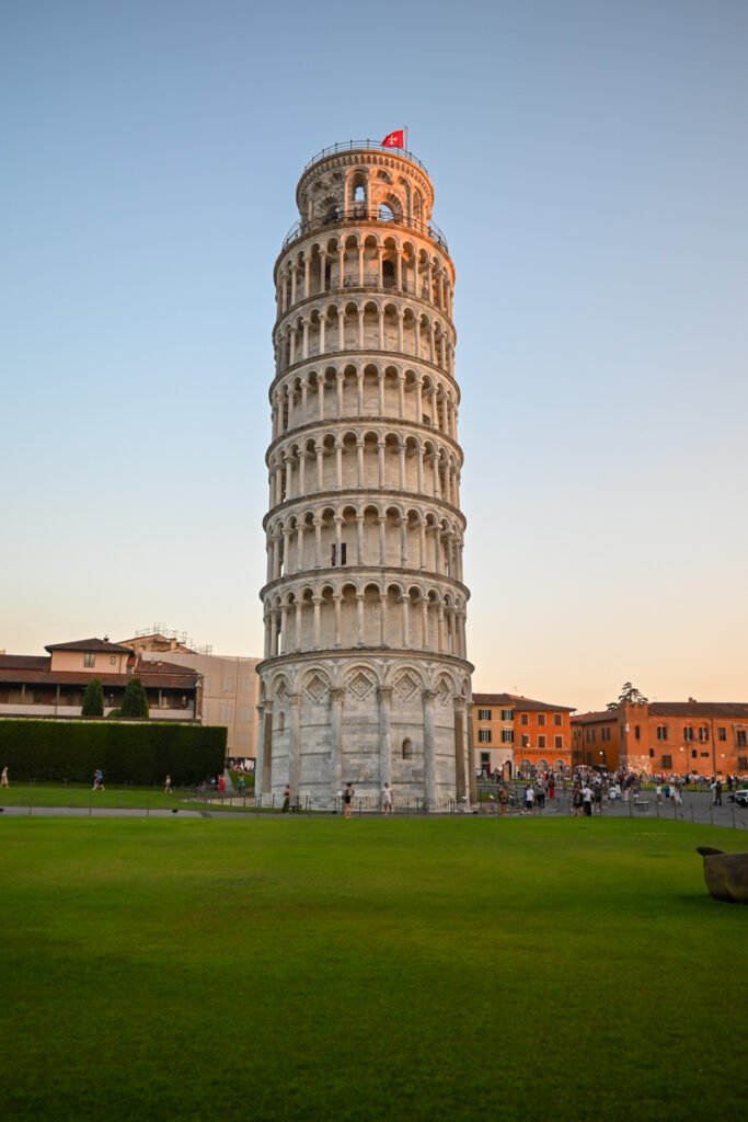 Historischer schiefer Turm Pisa in Italien bei Sonnenuntergang, bekannt für seine Schieflage, Touristen und schöne Aussicht, Wahrzeichen der Stadt Pisa.
