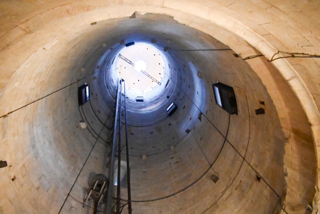 Tiefengeruchstunnel in Frankfurt, Blick nach oben Richtung Tageslicht, Bauarbeiten und Sicherheitsvorrichtungen sichtbar, historisches Bauwerk in der Frankfurter Innenstadt, beeindruckende Architektur.