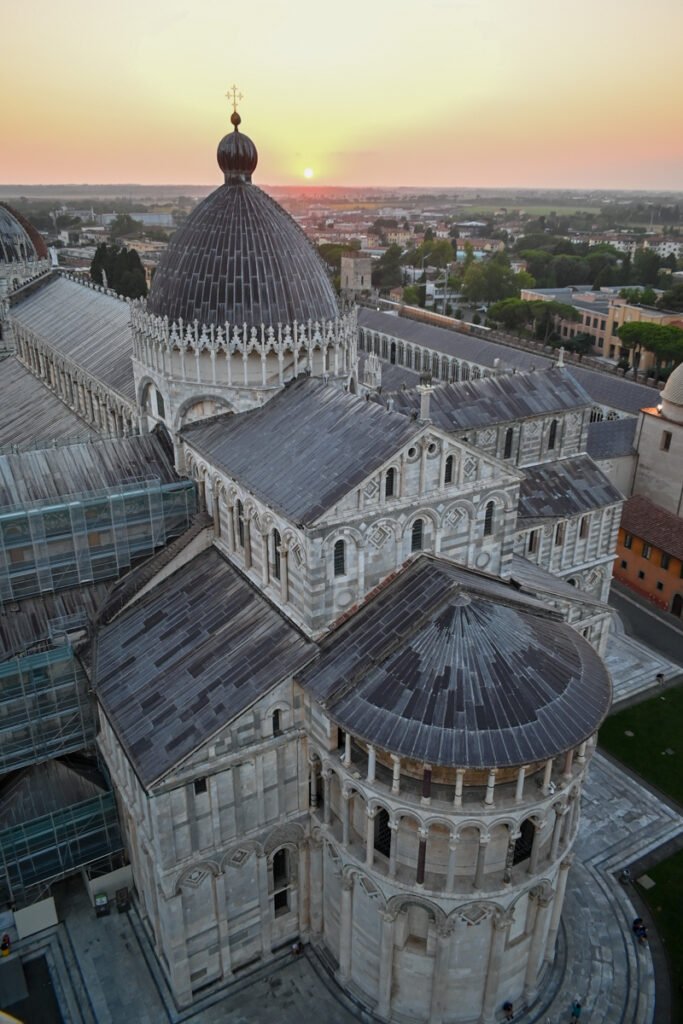 Historisches Stadtbild von Rom, Italien, bei Sonnenuntergang, mit Blick auf die berühmte Basilica di San Francesco d'Assisi.