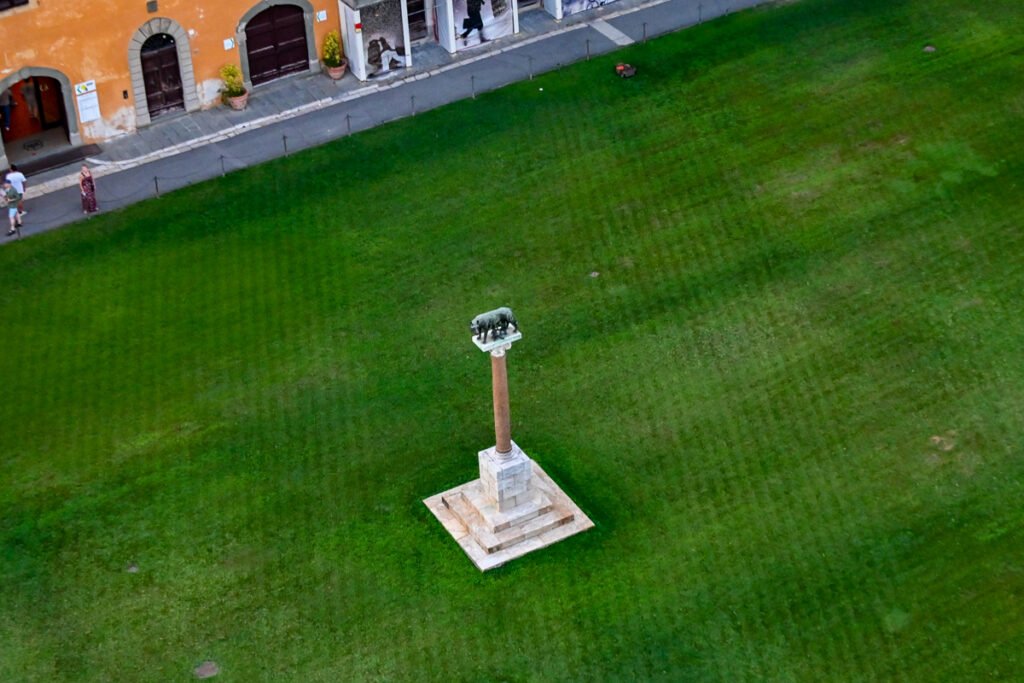 Brunnen mit Bärenskulptur auf grünem Rasen in Frankfurt, historische Innenstadt, Sehenswürdigkeit, Frankfurt Stadtbild.