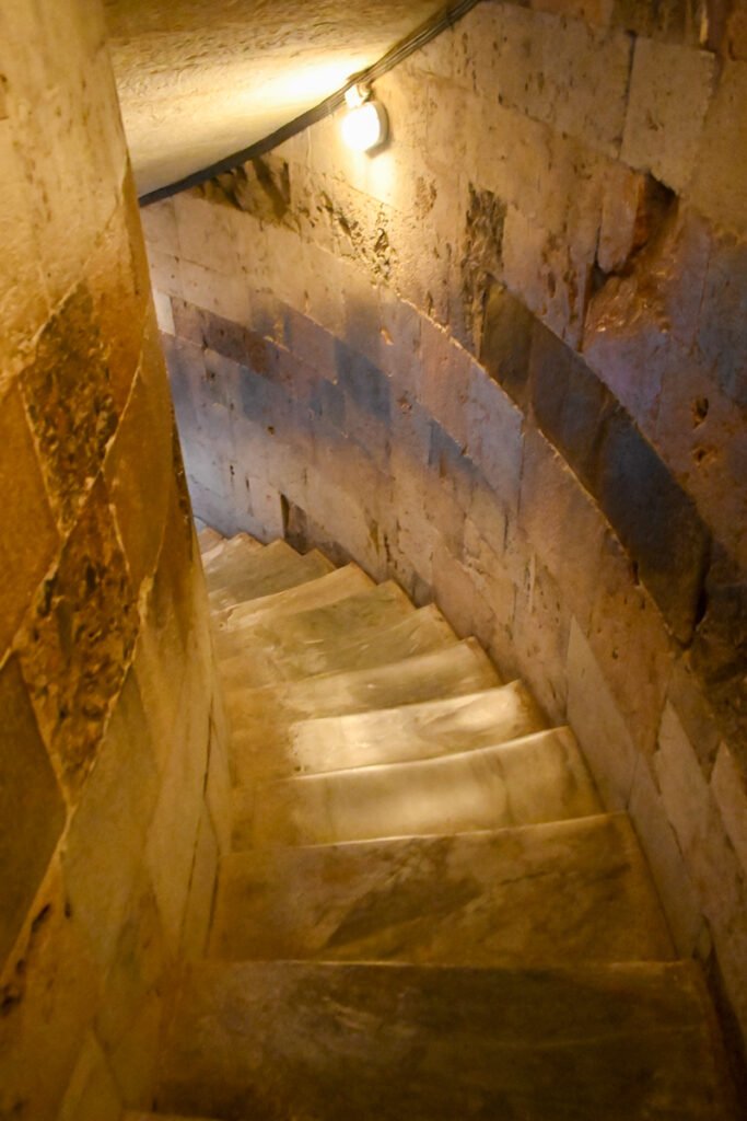 Alt: Historische steinerne Kellertreppe in Frankfurt mit warmem Licht, rustikaler Atmosphäre.