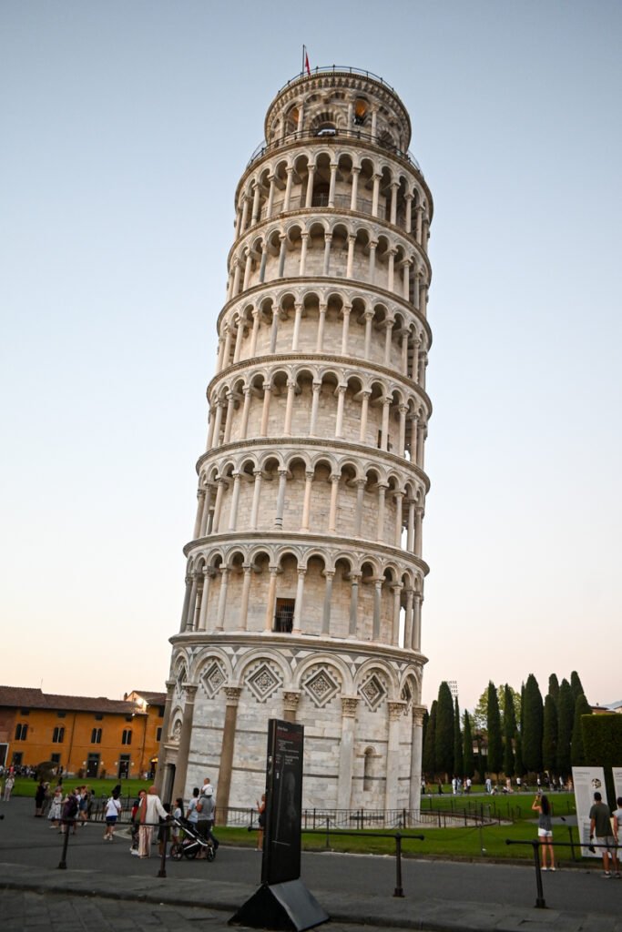 Stadtkirche Pisa, italienischer Glockenturm in Pisa, Wahrzeichen der Skyline, UNESCO-Weltkulturerbe, berühmte schiefe Turm in der Toskana, Touristenattraktion, historische Architektur, berühmtes Fotomotiv.